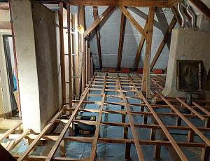 Zateplení stropu bytového domu pomocí foukané izolace